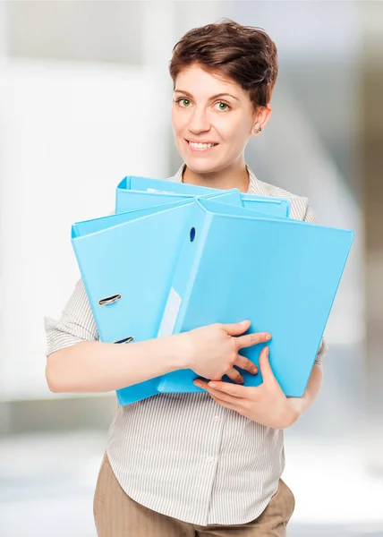 Chica feliz con carpetas azules para los documentos en la oficina —  Fotos de Stock