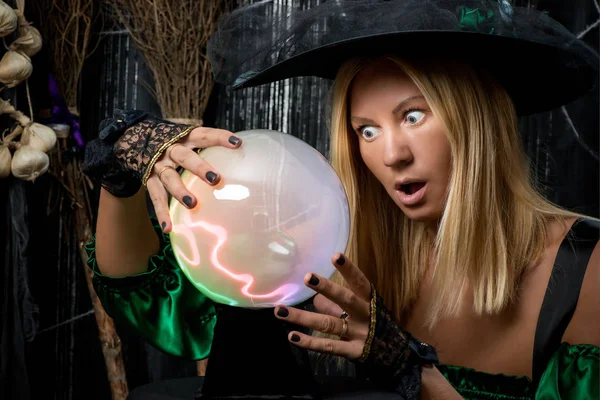 La strega sorpresa vide nella palla magica il suo futuro — Foto Stock