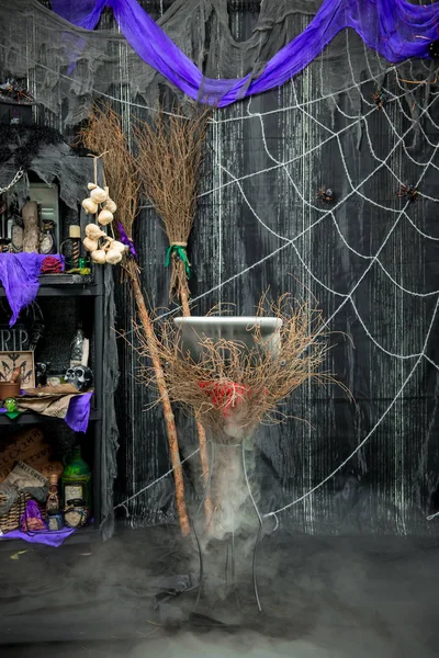Une potion bouillante dans le chaudron de la sorcière dans une pièce sombre avec mag — Photo