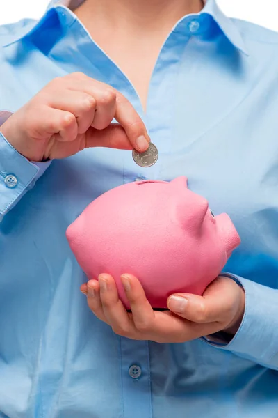 Hucha rosa y una moneda en manos de una empresaria cercana — Foto de Stock