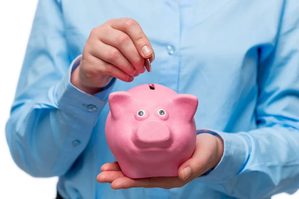 Foto conceptual - ahorro de dinero. Primer plano de una mano con una moneda — Foto de Stock