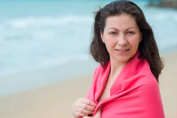 Portrait d'une femme brune enveloppée dans une serviette à la plage — Photo