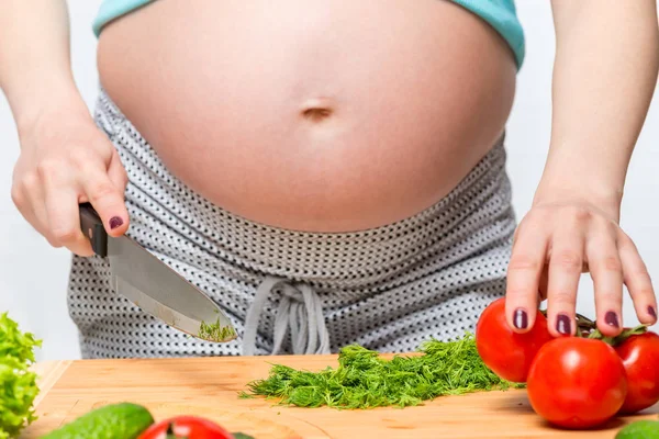 女性がキッチンでサラダを手、女性が妊娠して、st — ストック写真