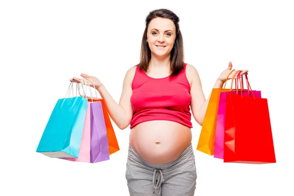 Retrato de uma futura mãe feliz e bonita com compras em — Fotografia de Stock