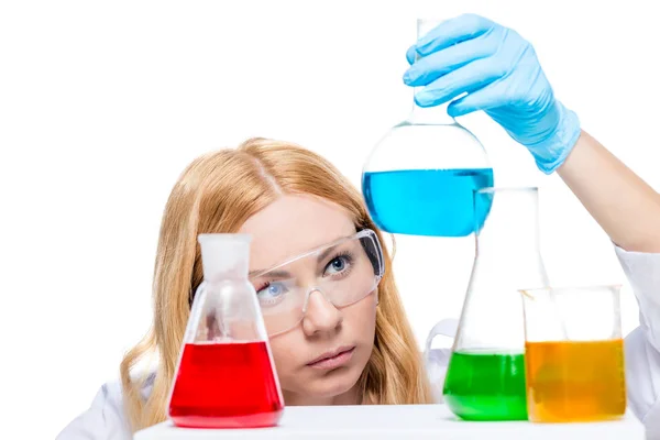 Químico con tubos de ensayo sobre la mesa hace análisis químicos — Foto de Stock