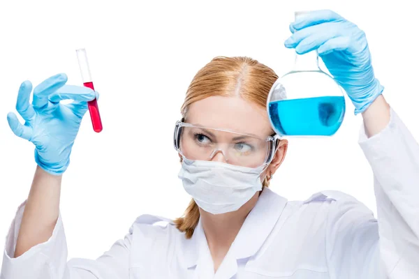 テストの危険有害物質を持つ若いプロの化学者 — ストック写真