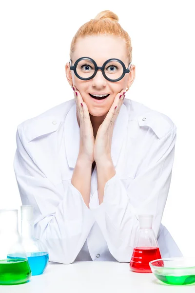 Retrato de un químico alegre en gafas divertidas con tubos de ensayo — Foto de Stock