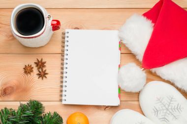 fincan sıcak kahve, Not Defteri ile yeni yıl Ladin üst Şubesi