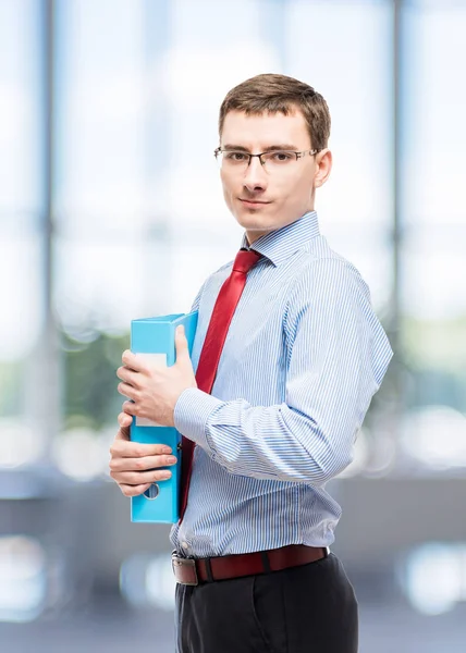 Retrato de un hombre de negocios en gafas con una carpeta para papeles en — Foto de Stock