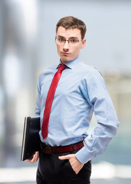 Male chief accountant with laptop posing in office — Stock Photo, Image