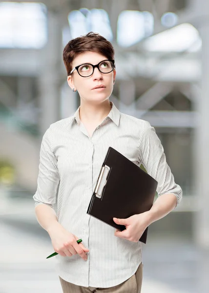 Ontmoedigd vrouwelijke boekhouder dacht dat in het kantoor — Stockfoto