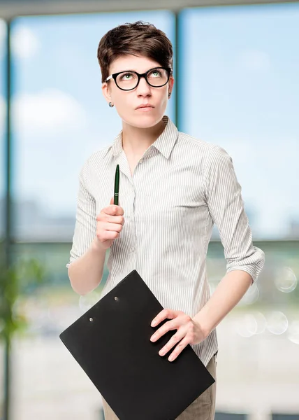 In de office-portret van een peinzende vrouw kantoormedewerker — Stockfoto