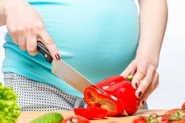 菜園のサラダを準備する妊娠中の女性の手のクローズ アップ — ストック写真