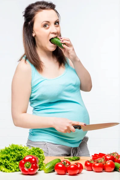 Porträt einer jungen zukünftigen Mutter mit Gemüse in der Küche — Stockfoto