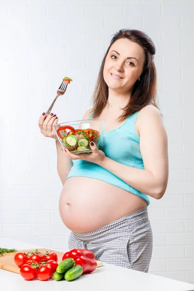 Vertikales Porträt einer schönen schwangeren Frau mit einer Schale von s — Stockfoto