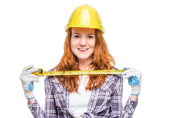 Mujer en casco amarillo con cinta métrica en las manos listo para trabajar , —  Fotos de Stock