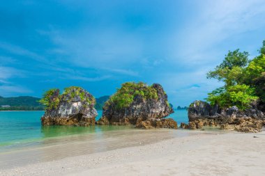 Krabi Resort Andaman Denizi'nin kıyısında büyük kayalık kayalar