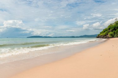bulutlu gökyüzü, güzel deniz manzara Krabi, Tayland