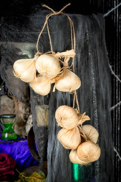 Un mazzo di aglio essiccato primo piano nella tana di una strega — Foto Stock