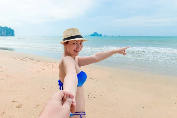 Flicka i bikini och hatt visar upp någonstans i havet — Stockfoto