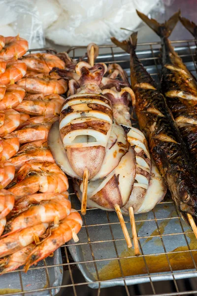Closeup, grilované krevety, chobotnice a ryby čerstvé mořské plody na str — Stock fotografie
