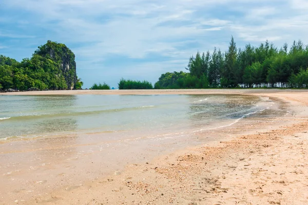 Puha homokjával és türkizkék tenger, gyönyörű táj Krabi beach, Thai — Stock Fotó