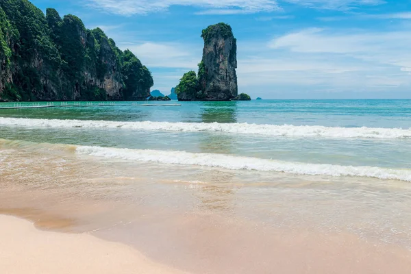 Üres sivatag nagyon gyönyörű strand a resort, Krabi, Thaila — Stock Fotó