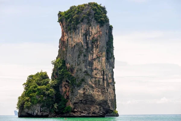 Magas gyönyörű szikla, egy turisztikai hely a tengerből kiálló — Stock Fotó