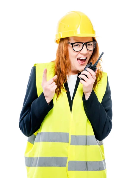 Genç kız foreman walkie-talkie beyaz adam üzerinde çığlık — Stok fotoğraf