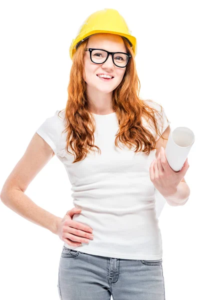 Sorrindo mulher em capacete amarelo em estúdio posando — Fotografia de Stock