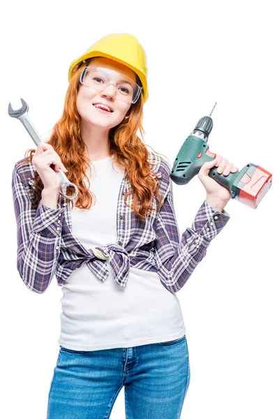 Retrato vertical de una mujer de pelo rojo con herramientas en un colmillo —  Fotos de Stock