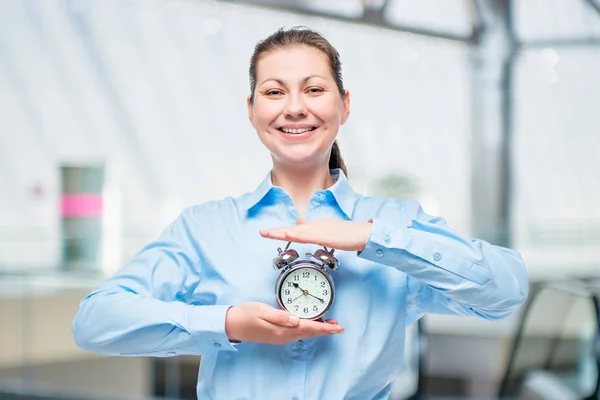 Retrato horizontal de mujer de negocios con despertador en la oficina — Foto de Stock