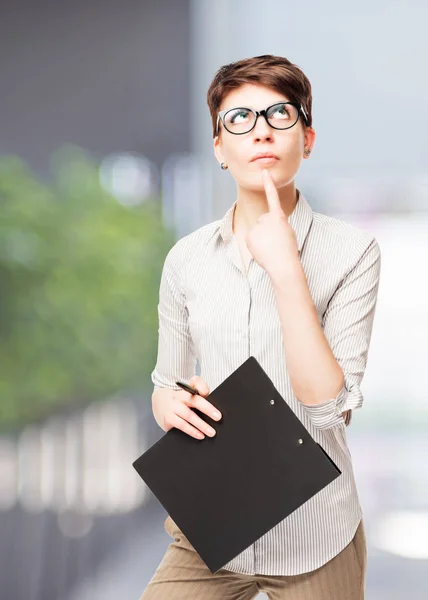 Nadenkend accountant in glazen met een map opzoeken de van — Stockfoto