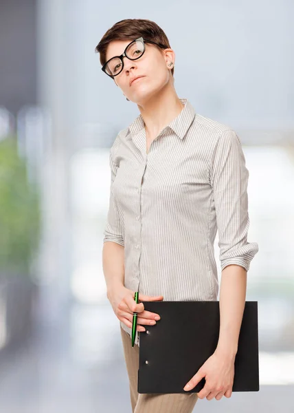 Mujer segura en gafas en la oficina —  Fotos de Stock