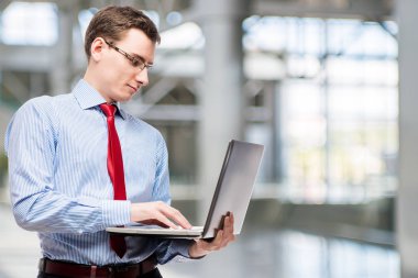 Patron ofiste dizüstü bilgisayarda çalışma