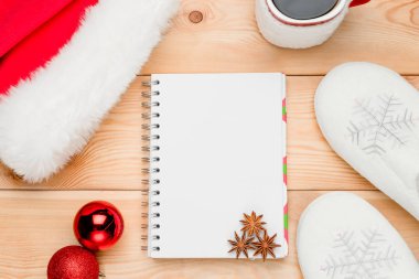 Bahar, Noel topları ve Santa bir kap üzerinde Not Defteri'ni kapatın-