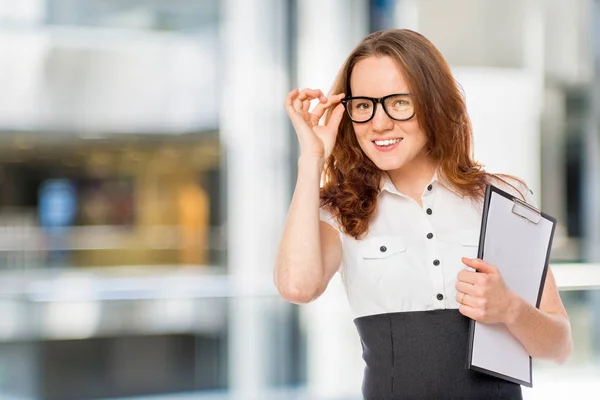 Krásná dívka opravuje ručně brýle portrét v kanceláři — Stock fotografie
