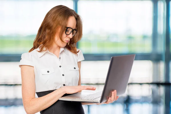Immersed in the work on the laptop businesswoman in the office — Stock Photo, Image