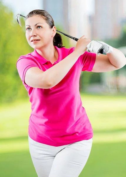 Pose mulher golfista depois de bater um clube de bola em um fundo de g — Fotografia de Stock