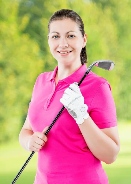 Sorrindo golfista mulher feliz posando em um fundo de campo de golfe — Fotografia de Stock