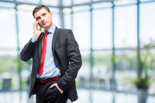 Retrato vertical de um homem com um telefone, um empresário em — Fotografia de Stock