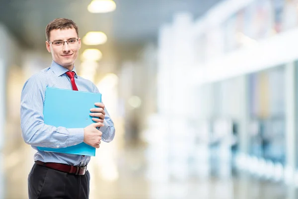 Joven contable experimentado con una carpeta de documentos — Foto de Stock