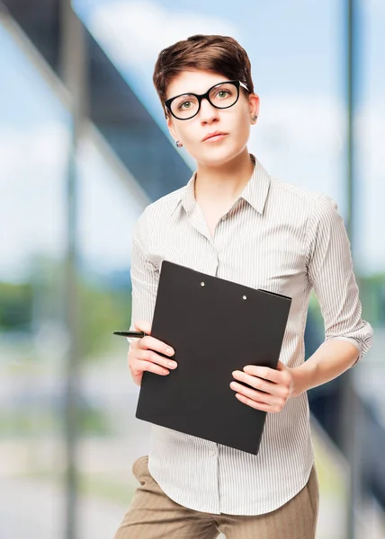 Retrato vertical de una mujer de negocios de 25 años con una carpeta — Foto de Stock