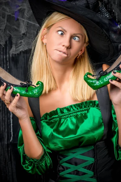 Портрет веселой ведьмы в зеленой обуви — стоковое фото