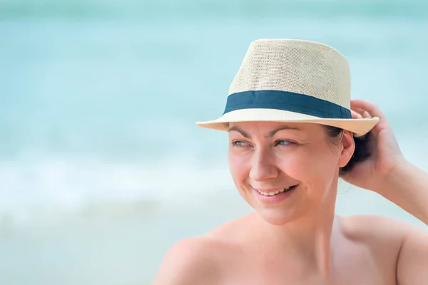 Poziome portret kobiety na plaży na sobie Kapelusz Słomkowy — Zdjęcie stockowe