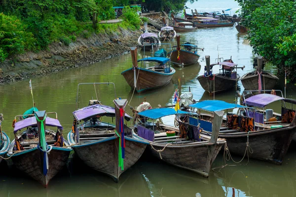 Tailandés tradicional barco de madera cola larga en el muelle —  Fotos de Stock