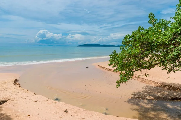 Egy édesvízi ömlik az Andamán-tenger, Thaiföld — Stock Fotó