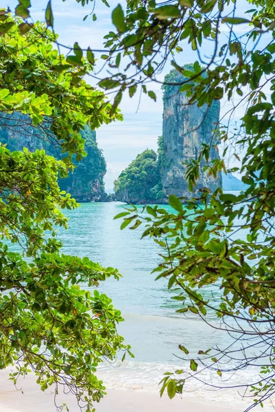 Beautiful view through the tree to the bay in the Andaman Sea an — Stock Photo, Image