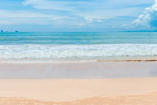 Sable doux et mer turquoise avec ciel bleu, côte de Thaïlande , — Photo