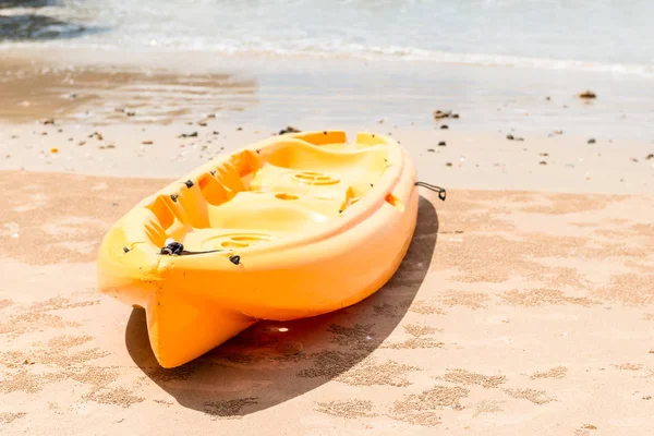 Un kayak para practicar deportes activos en el agua se encuentra en una playa de arena —  Fotos de Stock